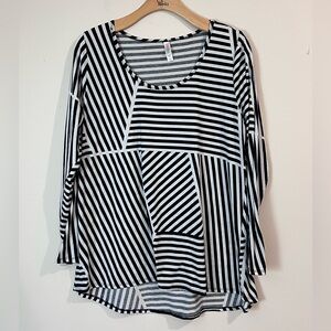 LuLaRoe Black and White Geometric Striped Long Sleeve Top